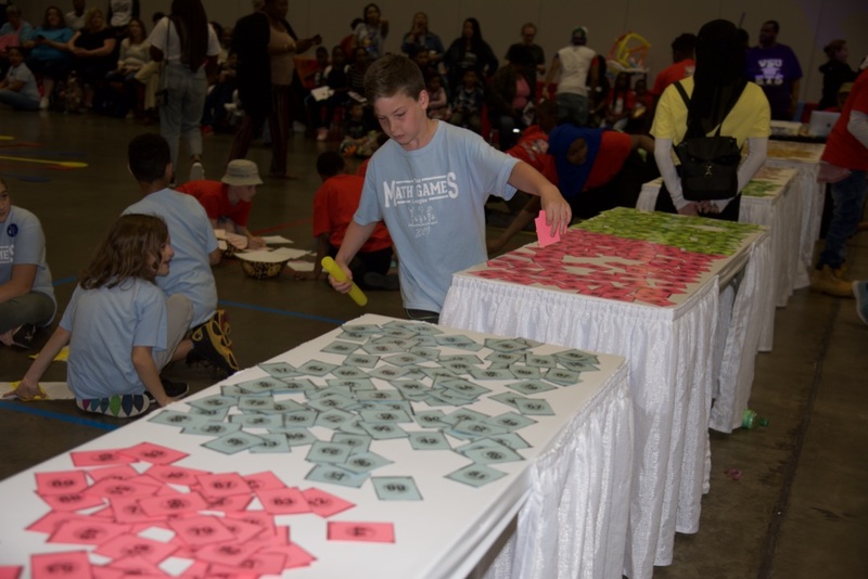 https://iris.siue.edu/math-literacy-archive/files/bulk/2019MathFestival_218.jpg