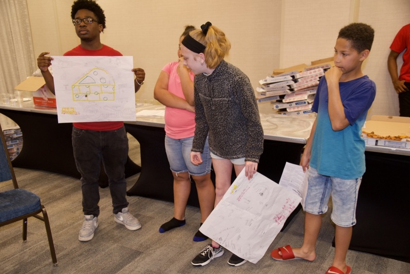 https://iris.siue.edu/math-literacy-archive/files/bulk/2019MathFestival_368.jpg