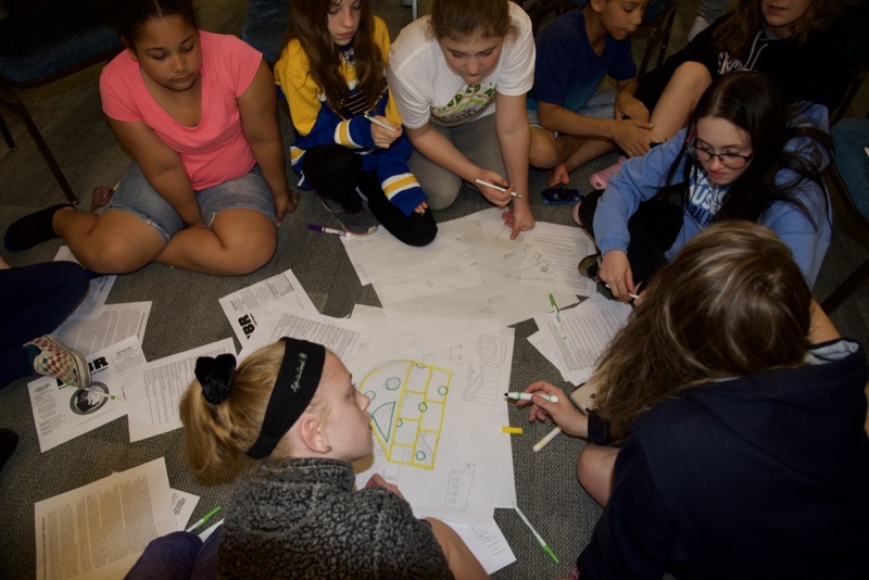 https://iris.siue.edu/math-literacy-archive/files/bulk/2019MathFestival_356.jpg https://iris.siue.edu/math-literacy-archive/files/bulk/2019MathFestival_356.jpg