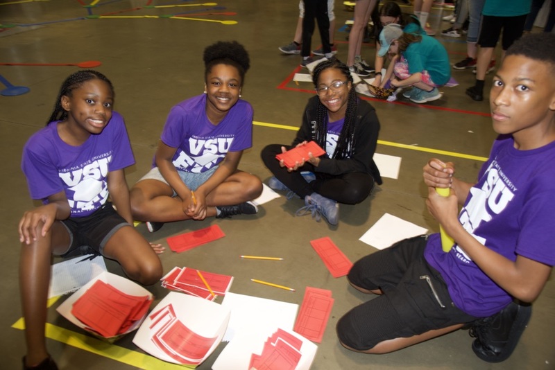 https://iris.siue.edu/math-literacy-archive/files/bulk/2019MathFestival_272.jpg