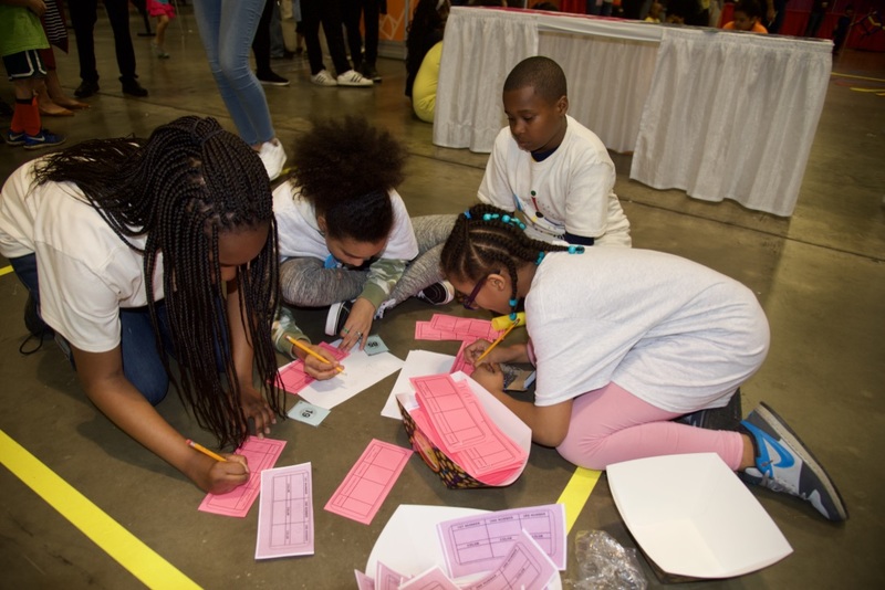 https://iris.siue.edu/math-literacy-archive/files/bulk/2019MathFestival_338.jpg