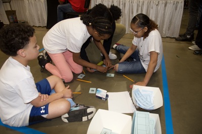 https://iris.siue.edu/math-literacy-archive/files/bulk/2019MathFestival_231.jpg