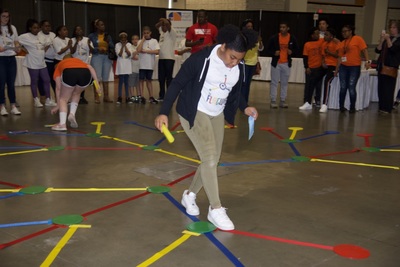 https://iris.siue.edu/math-literacy-archive/files/bulk/2019MathFestival_232.jpg
