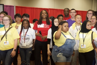 https://iris.siue.edu/math-literacy-archive/files/bulk/2019MathFestival_286.jpg