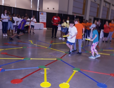 https://iris.siue.edu/math-literacy-archive/files/bulk/2019MathFestival_172.jpg